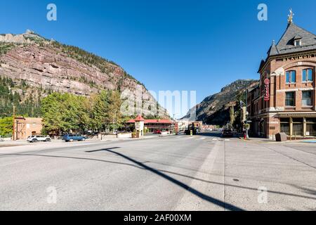 Ouray, USA - 13. September 2019: Kleine Stadt Dorf in Colorado mit Stadt Hauptstraße und großem Betrachtungswinkel von Hotel Schild historische Architektur Gebäude Stockfoto