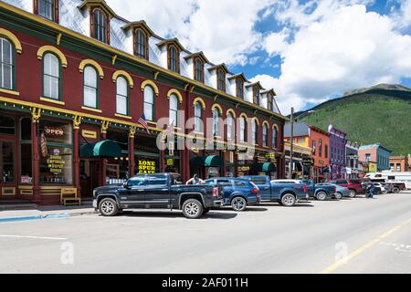 Silverton, USA - 14. August 2019: Kleine Stadt in Colorado mit Stadt Hauptstraße Weitwinkel von Straße durch die historische Architektur Stores Shops Stockfoto
