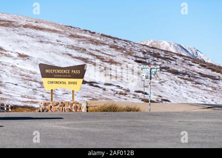 Aspen, USA - Oktober 13, 2019: Independence Pass Highway 82 rocky mountain Zeichen für kontinentale Wasserscheide im Herbst Colorado Stockfoto