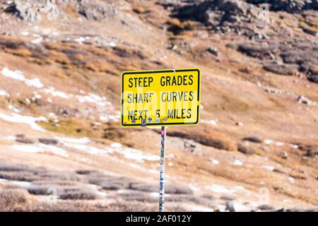 Aspen, USA - Oktober 13, 2019: Independence Pass Highway 82 rocky mountain Detailansicht von Zeichen für steilen Steigungen scharfe Kurven auf der Straße in Colorado autu Stockfoto