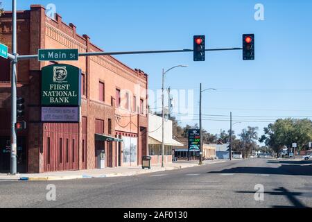 Rocky Ford, USA - Oktober 13, 2019: Kleine Stadt in Colorado mit rotem Licht auf der Main Street Downtown und First National Bank Stockfoto