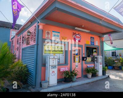 New Orleans, Louisiana, USA. Dezember 2019. Aufgegebene und verlassene Tankstelle in New Orleans. Stockfoto