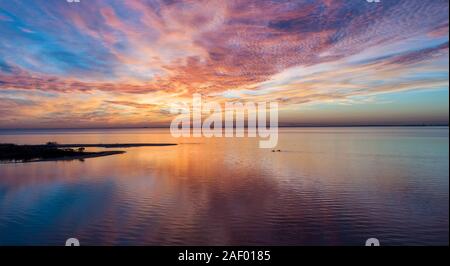 Wunderschöner Sonnenuntergang, der von der Mobile Bay an der Alabama Golfküste reflektiert wird Stockfoto