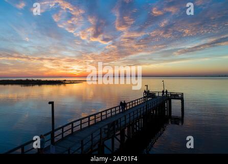 Wunderschöner Sonnenuntergang, der von der Mobile Bay an der Alabama Golfküste reflektiert wird Stockfoto