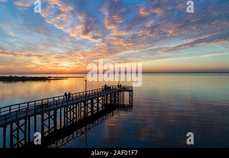 Wunderschöner Sonnenuntergang, der von der Mobile Bay an der Alabama Golfküste reflektiert wird Stockfoto