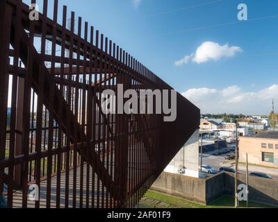 Rusty Fußgängerweg in der sichelförmigen Park, New Orleans, USA. Stockfoto