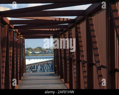 Rusty Fußgängerweg in der sichelförmigen Park, New Orleans, USA. Stockfoto