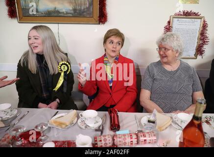 SNP-Chef Nicola Sturgeon mit SNP Kandidat in East Dunbartonshire Amy Callaghan, da sie ein Rentner Weihnachtsessen am Fraser Centre in Glasgow am letzten Tag der Wahlkampf für die Bundestagswahl. PA-Foto. Bild Datum: Mittwoch, Dezember 11, 2019. Siehe PA Geschichte Politik Wahl. Photo Credit: Andrew Milligan/PA-Kabel Stockfoto