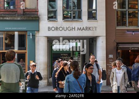 London - 20. August 2019: Borough Market Eingang in der Nähe der London Bridge und Menschen zu Fuß vor der Stockfoto