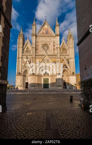 Blick auf die kunstvolle gotische Fassade der Dom von Orvieto, in der Piazza Duomo gesehen Stockfoto