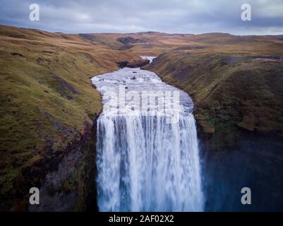 Island Wasserfall Skogafoss in der isländischen Natur Landschaft. Die berühmten Sehenswürdigkeiten und Wahrzeichen in der isländischen Natur Landschaft im Süden Stockfoto