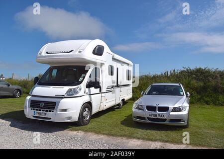 Weiß geräumige Wohnmobil und Autos am Strand Parkplatz abgestellt. Stockfoto