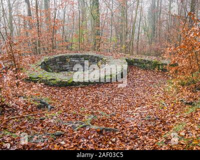 Ruinen der Wittekindsburg Castle in der Nähe von Rulle, Osnabrueck-Land, Niedersachsen, Deutschland. Runde Turm der Burg von Herzog Widukind, der Sächsischen Feind des Stockfoto