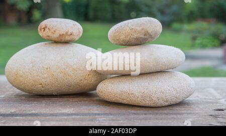 Runde Steine balancieren übereinander Stockfoto