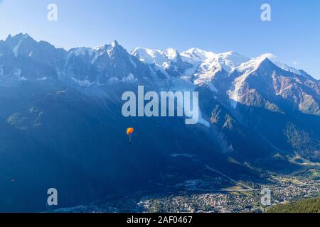 Paragliding sport Praxis in den Alpen, in der Betrachtung des Montblac und die bessons Gletscher und am Fuße der Stadt von Chamonix. Stockfoto