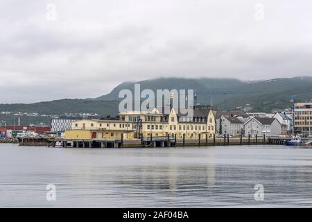 HARSTAD, Norwegen - 12. Juli 2019: Polarkreis fjord Stadtbild der kleinen Stadt Hafen mit alten Gebäuden, unter hellen trübe Licht schoss am 12. Juli 2019 Stockfoto