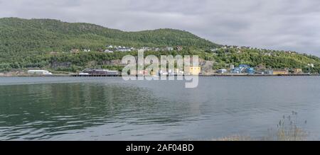 HARSTAD, Norwegen - 12. Juli 2019: Polarkreis fjord Stadtbild der kleinen Stadt, die die Uferpromenade von Estern Halbinsel Abgrenzung der Hafen, Schuß und Stockfoto