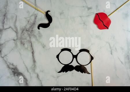 Party Spaß gefälschte Papier Zubehör mit Marmor Hintergrund. Stockfoto