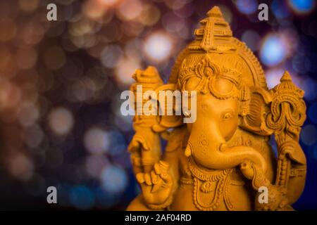 Leerlauf von Lord Ganesha auf Glitzer Hintergrund Stockfoto