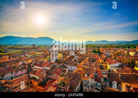 Lucca Panoramablick Luftaufnahme der Stadt und San Michele in Foro Kathedrale bei Sonnenuntergang. Toskana, Italien, Europa. Stockfoto