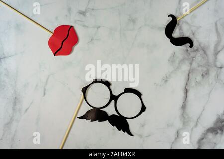 Party Spaß gefälschte Papier Zubehör mit Marmor Hintergrund. Stockfoto