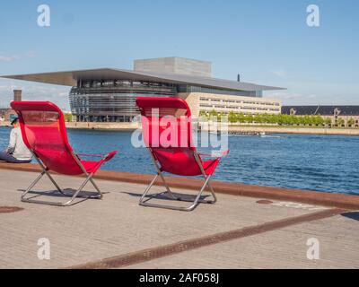 Kopenhagen, Dänemark - 26 April 2019: Rote liegen mit Kopenhagener Oper im Hintergrund. Insel Holmen Stockfoto