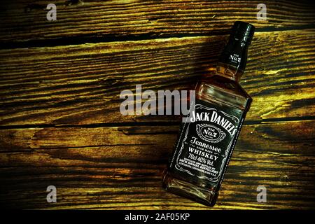 Tanakajd, Ungarn - 112. 11. 2019: eine Flasche Jack Daniel's Whiskey auf verwitterte Holz- Hintergrund. Stockfoto