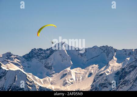 Gleitschirm über die Alpen in Österreich in der Nähe von Tuxer Gletscher und Hintertux Skigebiet Tuxertal, vor Sonnenuntergang Stockfoto