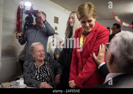 Glasgow, UK, 11. Dezember 2019. Nicola Sturgeon, Leiter der Scottish National Party, Erster Minister Schottlands, verbindet Amy Callaghan, SNP-Kandidat für den Wahlkreis East Dunbartonshire, wie sie in einem Rentner Weihnachtsessen Pop, in Glasgow, am Tag vor der Nation geht an den Umfragen im Jahr 2019 allgemeine Wahlen. Quelle: Jeremy Sutton-Hibbert / alamy Leben Nachrichten. Stockfoto