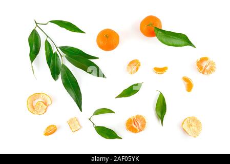 Mandarin Früchte, Blätter, peel auf weißem Hintergrund. Ansicht von oben. Stockfoto