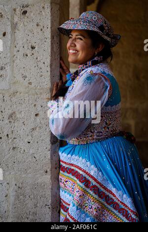 AREQUIPA, PERU - ca. September 2019: Junge peruanische Frau lächelnd und das Tragen eines typischen andrean Kleid. Stockfoto