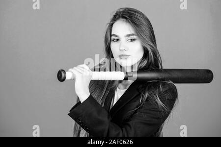 Aggressiv. Business Lady Boss. Zeit erfordert entscheidende Maßnahmen. Business Strategie. Vertrauen und Stärke. Das Spiel. Bauen Karriere. Frau hübsches Mädchen tragen formalen Jacke und halten Sie Baseball Bat. Stockfoto