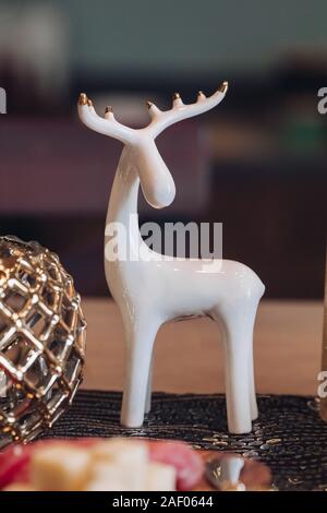 Weiße Hirsche Figur auf dem festlichen Tisch Stockfoto