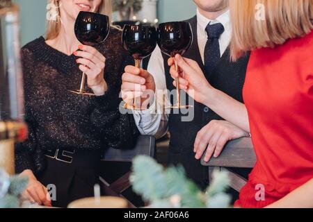 Freunde feiern das neue Jahr zu Hause Stockfoto