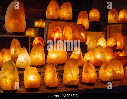 Himalaya Pink salt Lampen für den Verkauf zu einem Weihnachtsmarkt Stockfoto