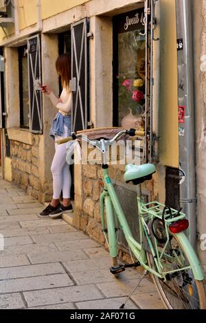 Fahrrad gegen die Wand in der historischen Altstadt von Rovinj, Kroatien Stockfoto