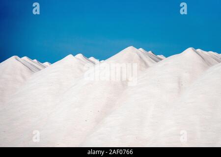 Dämme der Meersalz neben dem Salz in Santa Pola, Spanien Pfannen Bras del Port. Stockfoto