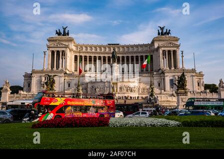 Piazza Venezia besetzt mit Autos und Bussen, die Victor Emmanuel II National Monument, Monumento Nazionale a Vittorio Emanuele II, hinter Stockfoto