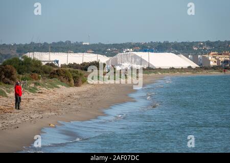 Dämme der Meersalz neben dem Salz in Santa Pola, Spanien Pfannen Bras del Port. Männer Meer angeln im Vordergrund. Stockfoto