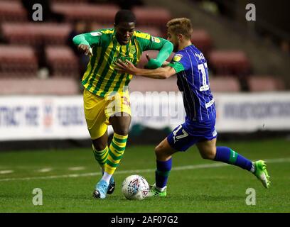 West Bromwich Albion Nathan Ferguson (links) und Wigan Athletic Michael Jacobs Kampf um den Ball in den Himmel Wette Championship match bei der DW Stadium, Wigan. Stockfoto