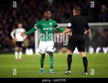 Von Sheffield Mittwoch Mose Odubajo spricht mit gleichreferent Stephen Martin während der Sky Bet Championship Match im Pride Park, Derby. Stockfoto