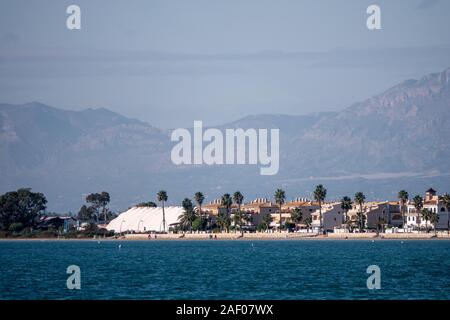 Blick auf die Küste der spanischen Stadt Santa Pola, Alicante, Spanien über den Hafen mit Heat Haze Verzerrung. Salz Hügeln im Hintergrund. Stockfoto