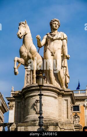 Die Skulptur von einem Mann mit einem Pferd im Victor Emmanuel II National Monument, Monumento Nazionale a Vittorio Emanuele II. Stockfoto