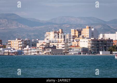 Blick auf die Küste der spanischen Stadt Santa Pola, Alicante, Spanien über den Hafen mit Heat Haze Verzerrung genommen Stockfoto