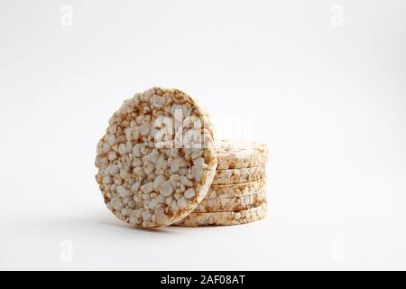 Getrocknete Diät crispy ctrial runde Brot auf weißem Hintergrund. Ernährung Lebensmittel Stockfoto