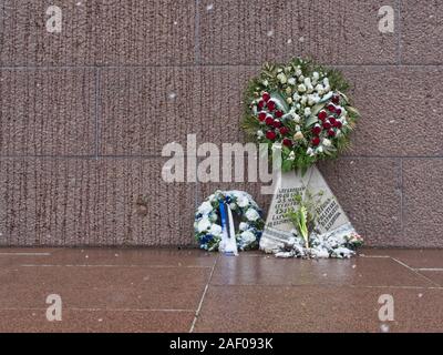 Blumenkranz mit Bogen vor dem Freiheitsdenkmal auf einem verschneiten Tag in Riga die politische opressed während der sowjetischen Besatzung # zu gedenken. Stockfoto