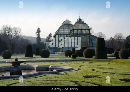 Österreich, Wien - 4. DEZEMBER 2019: Seitenansicht der Palm House botanischen Garten von Schloss Schönbrunn mit seinem Park tagsüber Stockfoto