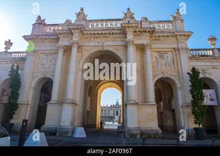 Nancy, Frankreich - 31. August 2019: Triumphbogen Arc hier zwischen der Place Stanislas und der Place de la Carrière in Nancy, Lothringen, Frankreich Stockfoto