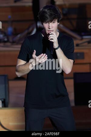 Hamburg, Deutschland. 09 Dez, 2019. Wincent Weiss, pop Sänger, ist auf der Bühne in der Laeiszhalle für die weltweit erste Facebook Weihnachtskonzert. Quelle: Georg Wendt/dpa/Alamy leben Nachrichten Stockfoto