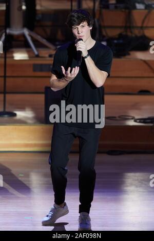 Hamburg, Deutschland. 09 Dez, 2019. Wincent Weiss, pop Sänger, ist auf der Bühne in der Laeiszhalle für die weltweit erste Facebook Weihnachtskonzert. Quelle: Georg Wendt/dpa/Alamy leben Nachrichten Stockfoto